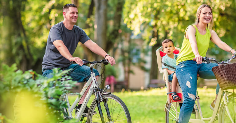 Família andando de bicicleta ao ar livre